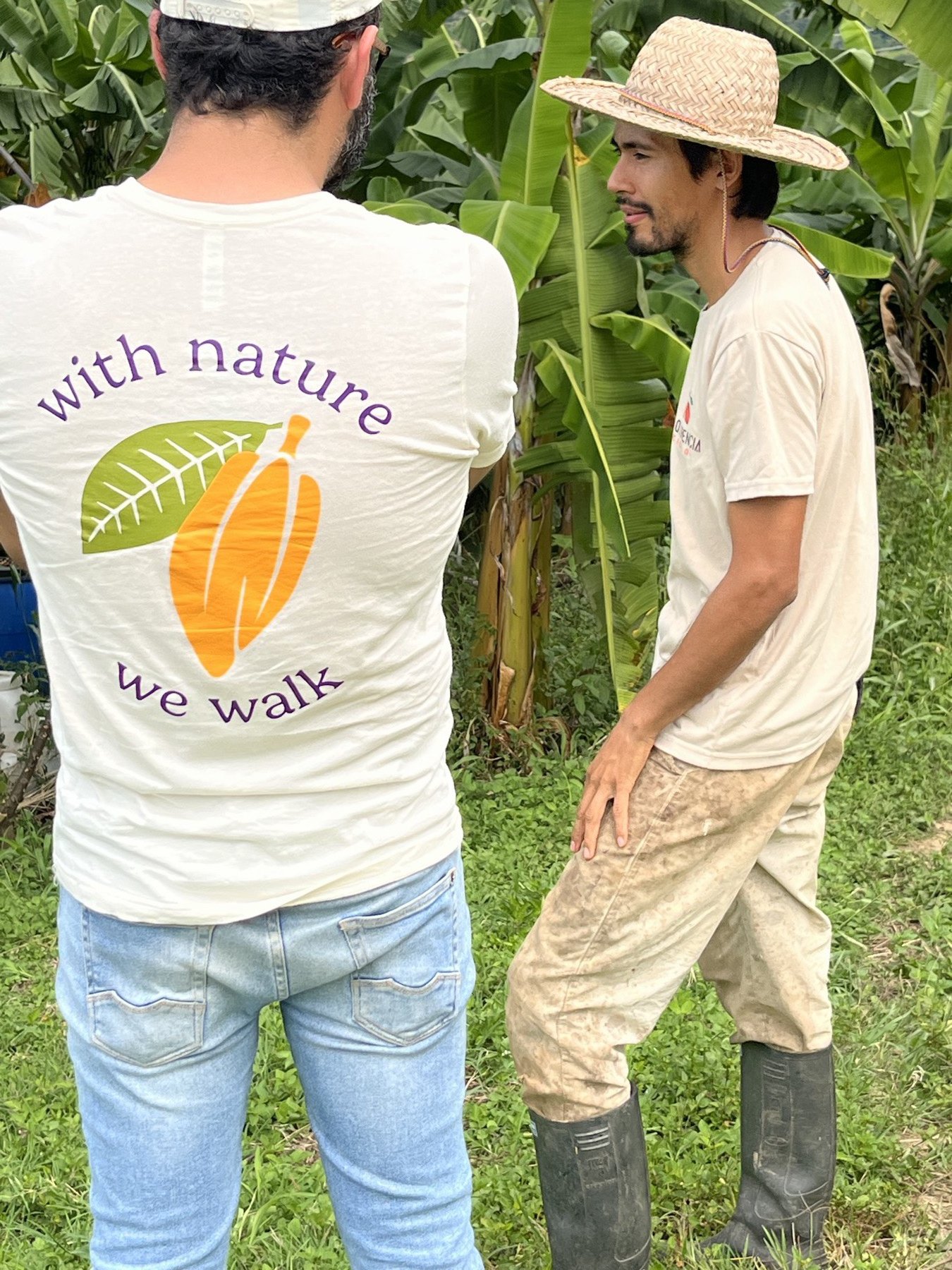 Amaury y Rafael en la finca de cacao — Arbeláez